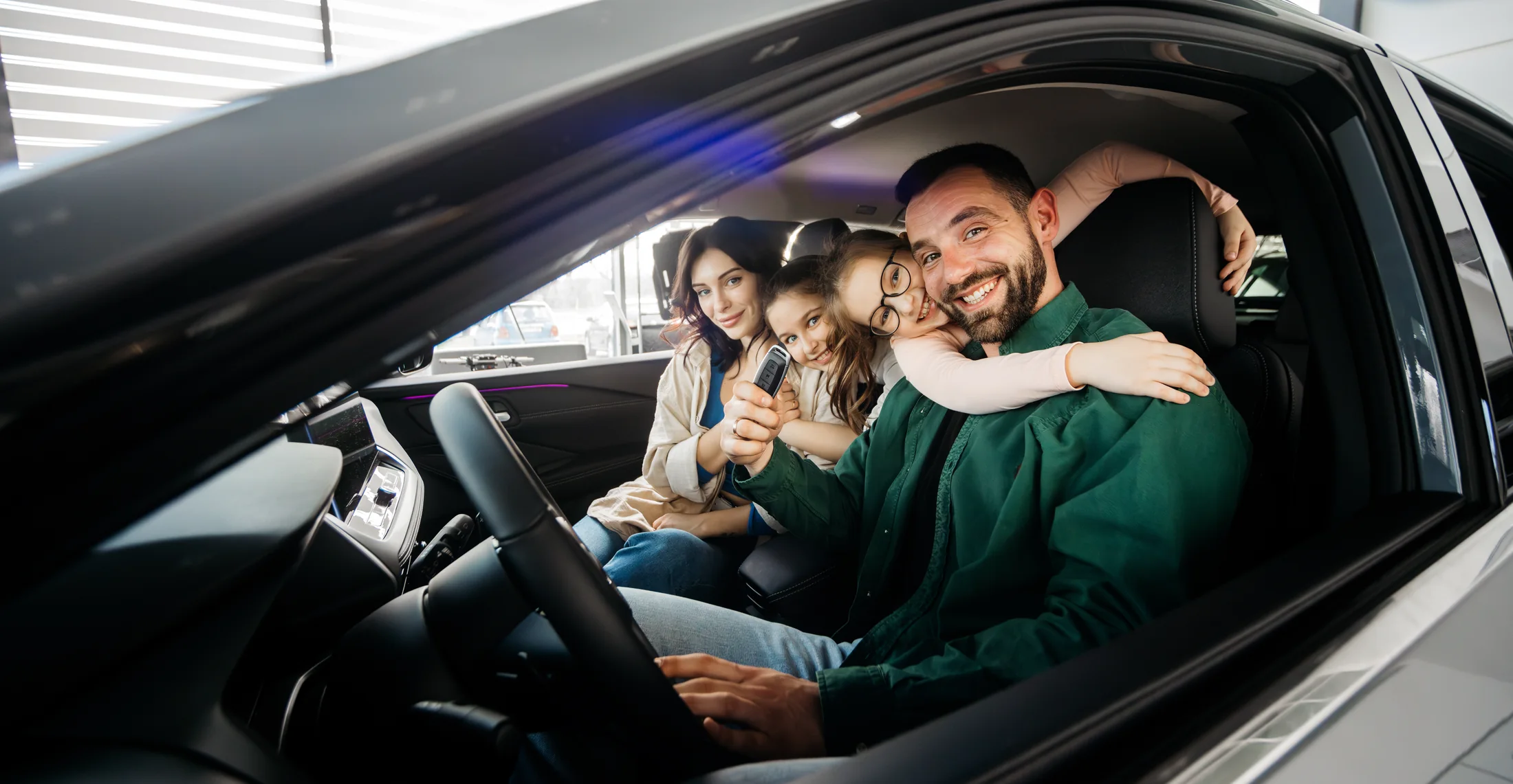 Familia completa viajando junta en automóvil