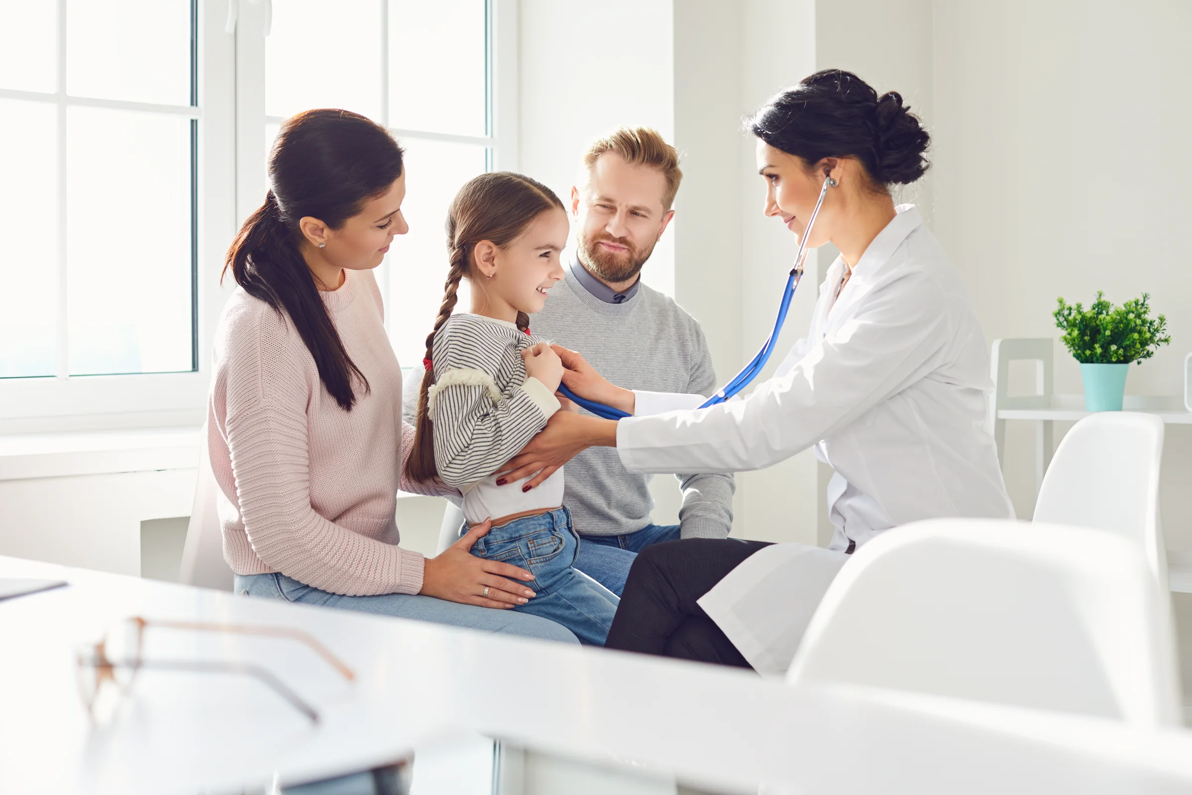 Padres acompañando a su hija durante una consulta médica