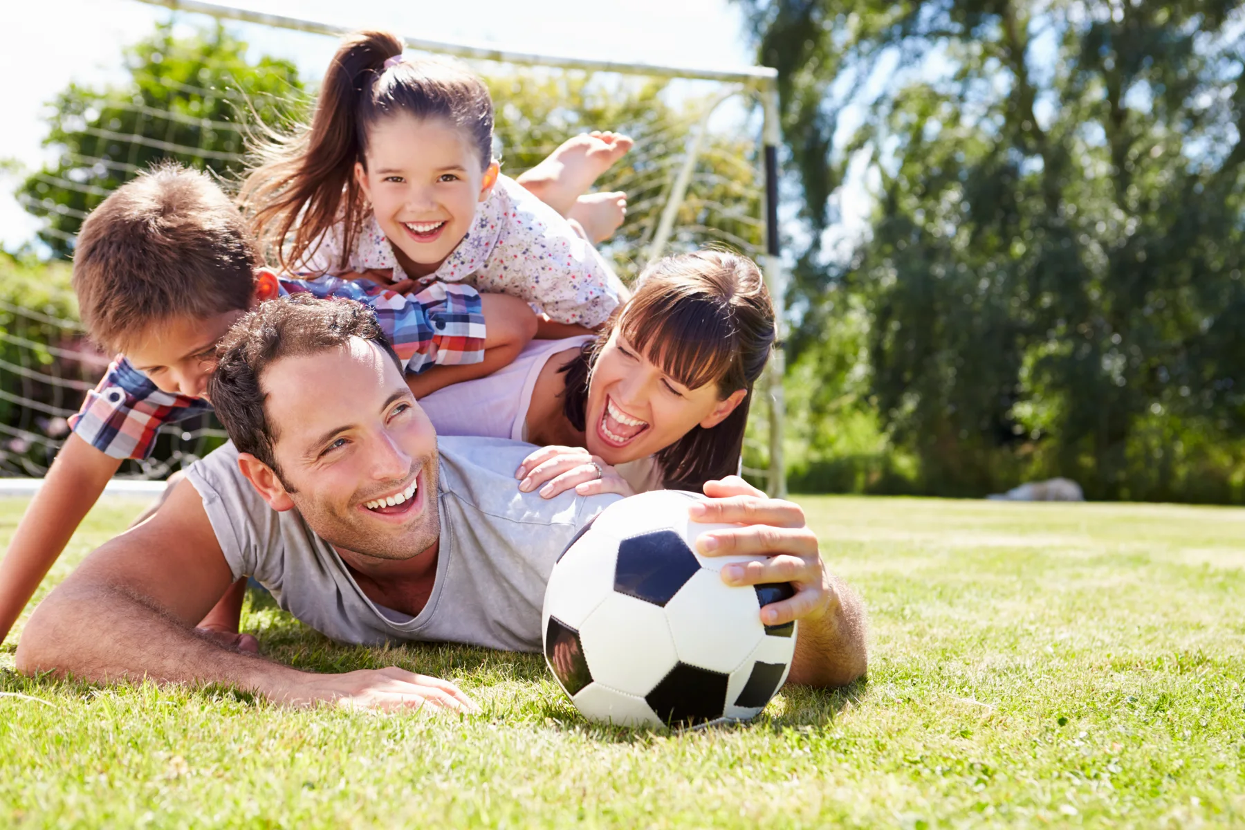 Familia jugando futbol al aire libre