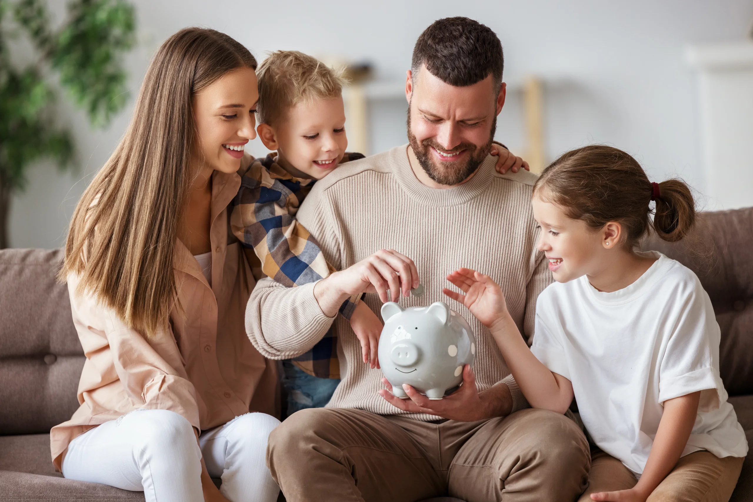 Familia construyendo junta su ahorro para el retiro