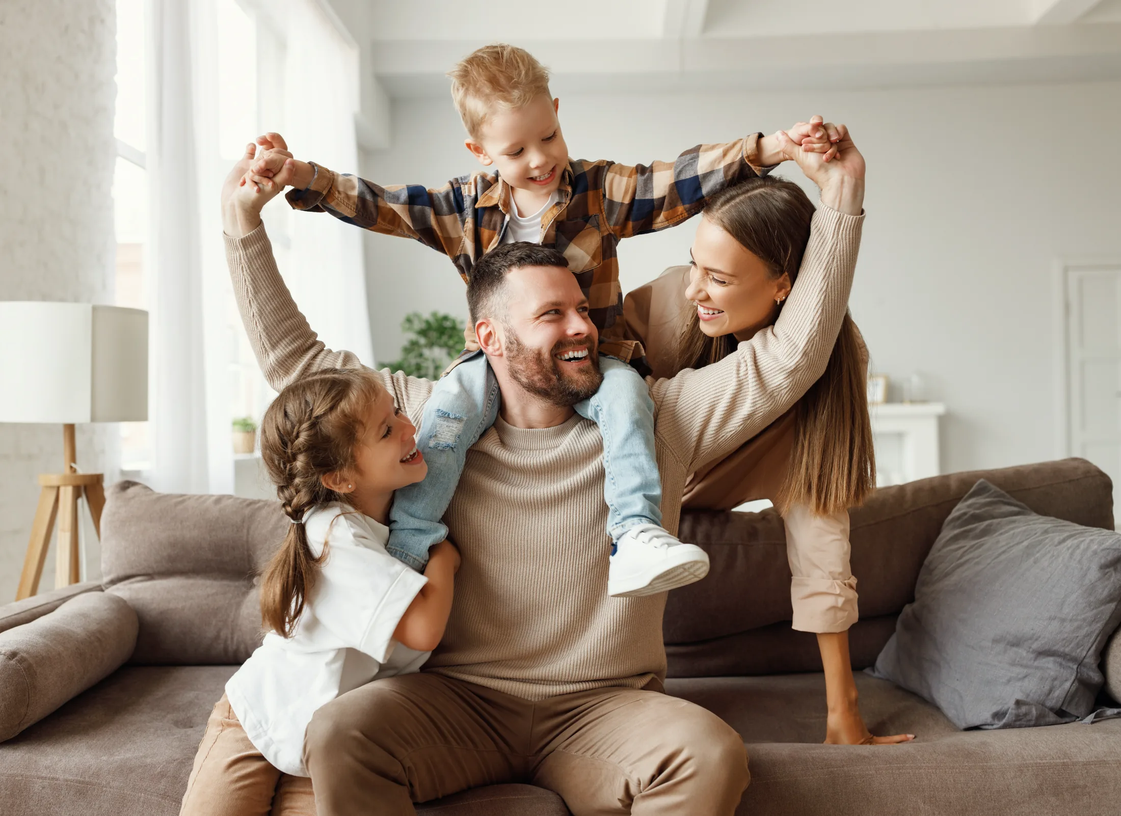 Familia compartiendo un momento feliz en casa